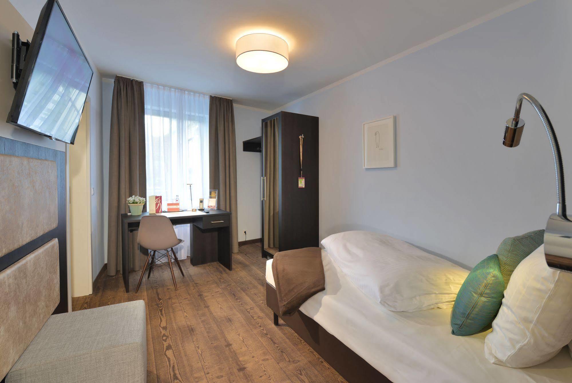 Uhu Gaestehaus Superior Koln Bagian luar foto
