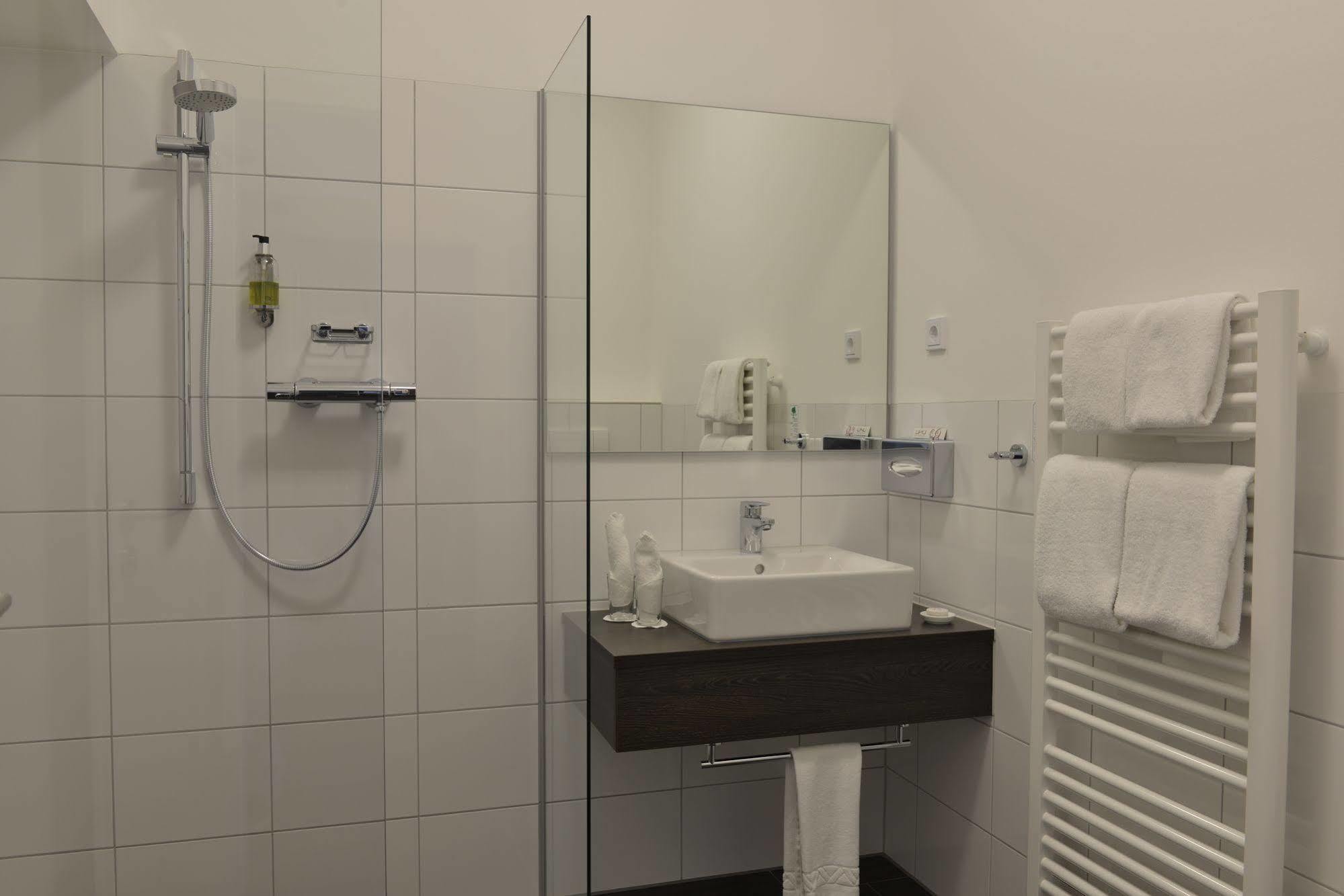 Uhu Gaestehaus Superior Koln Bagian luar foto