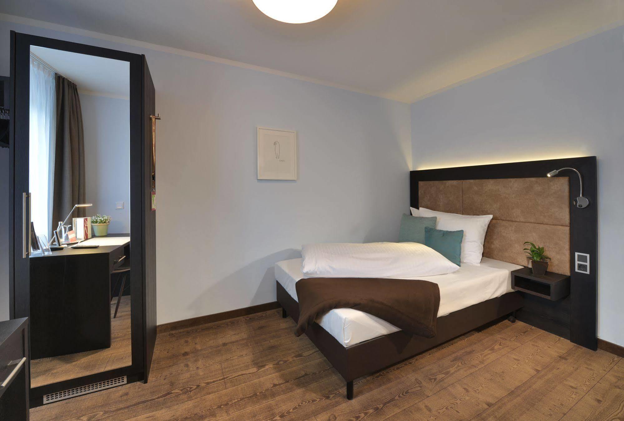 Uhu Gaestehaus Superior Koln Bagian luar foto